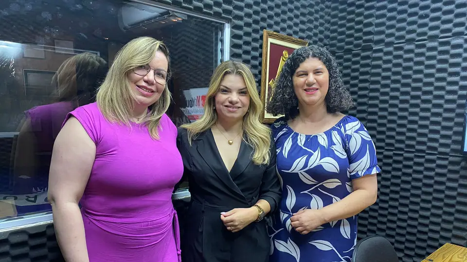 Dra. Camila Chagas no estúdio do podcast da Rádio ACAAPESP, ao lado de duas convidadas